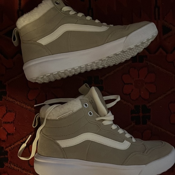Brand new with tags vans high tops with shearling edge - Picture 2 of 4